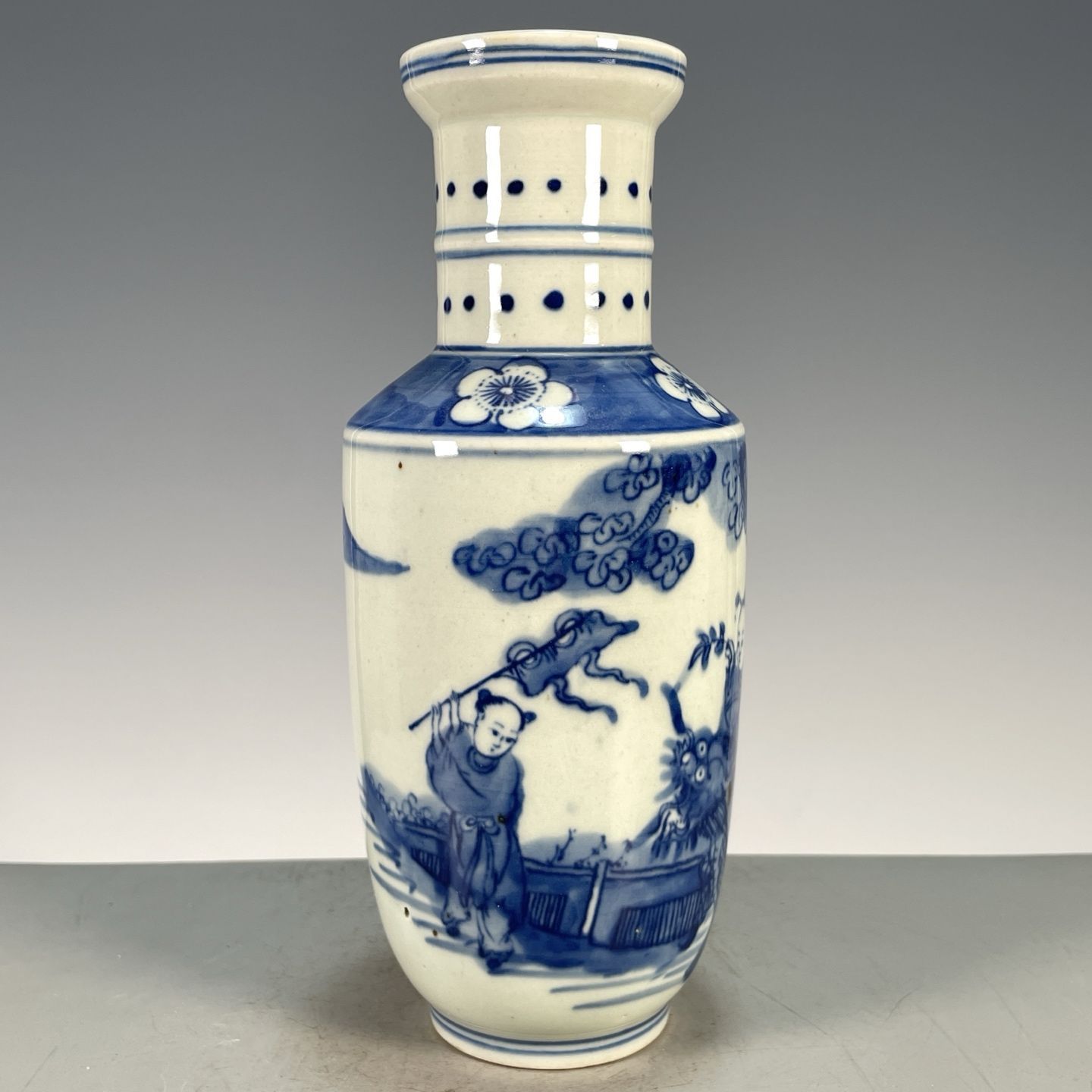 Сине-белая фарфоровая ваза-рул – обзор и цена Vintage Collectible Pottery